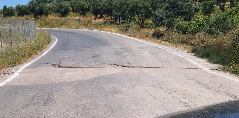 Ηράκλειο-Πενταμόδι: Ο «κρατήρας» που μεγαλώνει και απειλεί αυτοκίνητα και μοτοσικλέτες (pic)