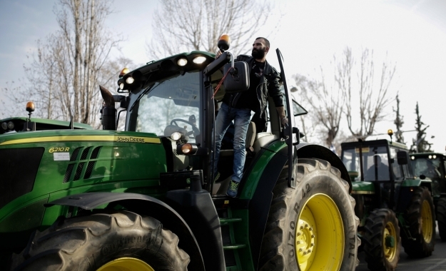 Διαλύει και τους αγρότες η κυβέρνηση – Αυξάνεται πάλι στο 24% ο ΦΠΑ για τα αγροτικά εφόδια 