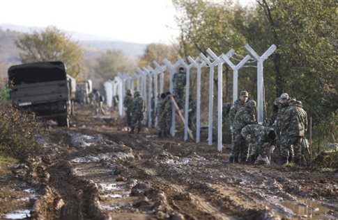 Με φράχτη προσπαθούν τα Σκόπια να εμποδίσουν τη ροή των προσφύγων στα εδάφη της 