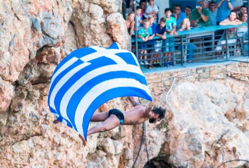 Εντυπωσιακά ξεκίνησε το Agios Nikolaos Cliff Diving (pics) 