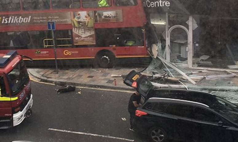 Απίστευτες εικόνες στο Λονδίνο: Λεωφορείο έπεσε πάνω σε κατάστημα - Σε εξέλιξη απεγκλωβισμός επιβατών (pics) 