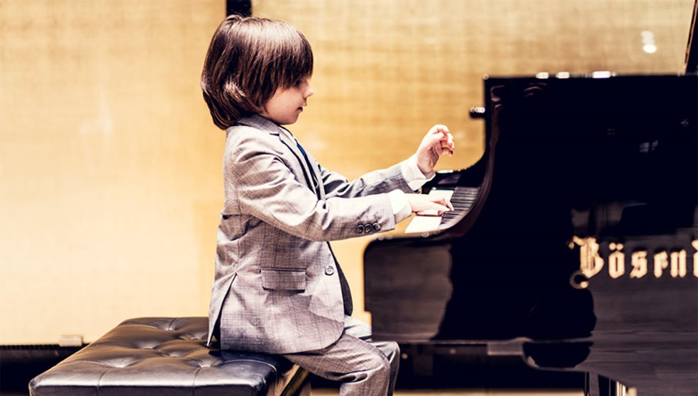 5,5 ετών και διαπρέπει στο πιάνο: Το παιδί - θαύμα και η… «Κρητικιά» γιαγιά του