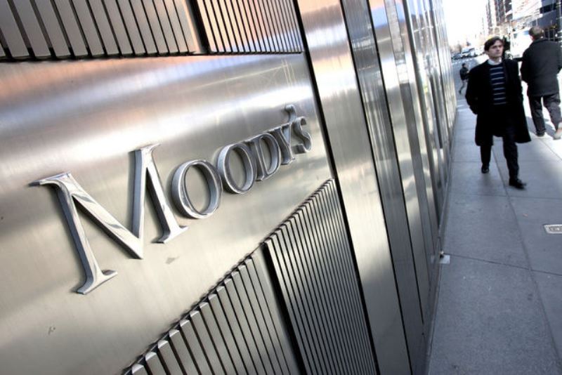 Moody's: Πολύ πιθανό το «κούρεμα» των καταθέσεων στις ελληνικές τράπεζες 