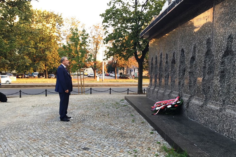 Ο Νότης Μαριάς στη Βαρσοβία για τις γερμανικές αποζημιώσεις (pics)