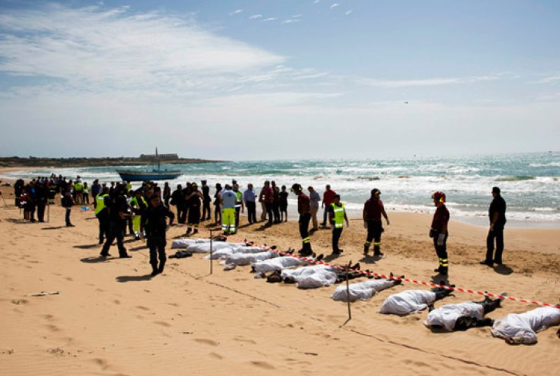 Σοκαριστικές εικόνες από το ναυάγιο στη Λαμπεντούζα - Φόβοι για 700 νεκρούς (vid)