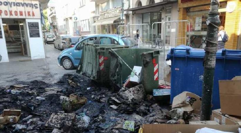 Φωτιά σε σκουπίδια στο κέντρο της Λάρισας, κινδύνεψαν καταστήματα (pics)