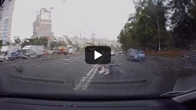 Απίστευτο βίντεο: Κι όμως αυτός ο οδηγός σώθηκε από την τρομακτική σύγκρουση