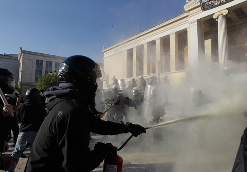 Βίντεο-ντοκουμέντο από τις επιθέσεις αντιεξουσιαστών κατά αστυνομικών στα Προπύλαια