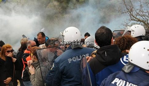 Ένταση και χημικά σε συγκέντρωση διαμαρτυρίας κατά του hotspot στην Κω (vid) 