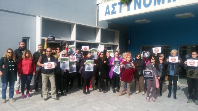 Κρήτη: Έξω από το Αστυνομικό Μέγαρο οι ζωόφιλοι για τις φόλες