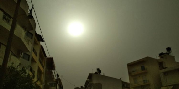 “Θόλωσε” ξανά η ατμόσφαιρα λόγω της αφρικανικής σκόνης