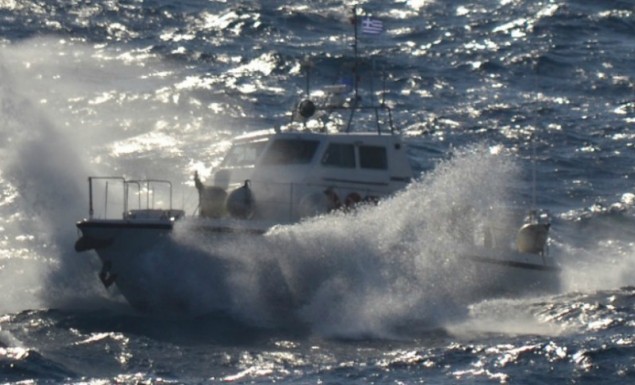 Ρυμουλκήθηκε το ακυβέρνητο σκάφος- Αίσιο τέλος για τους τρεις επιβάτες