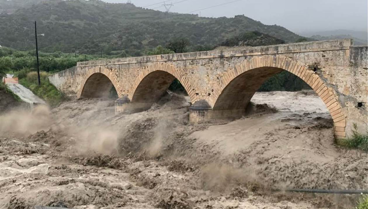 Μύρτος: Γέφυρα 130 ετών «απειλείται» - Το ποτάμι «θέριεψε» - Εικόνες σοκ