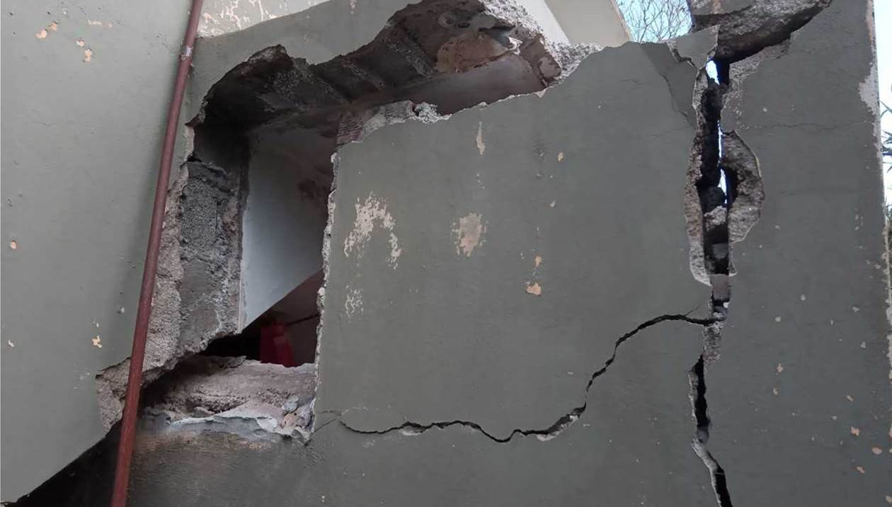 Ο αγωγός του βιολογικού καθαρισμού περνά κάτω από το σπίτι τους & οι τοίχοι καταρρέουν