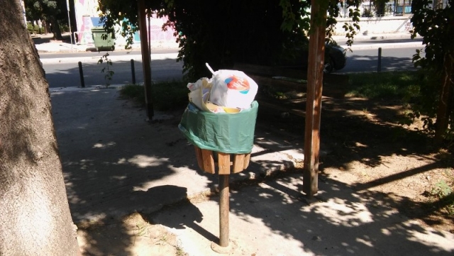 Ηράκλειο: Ο αέρας «πήρε και σήκωσε» τα σκουπίδια