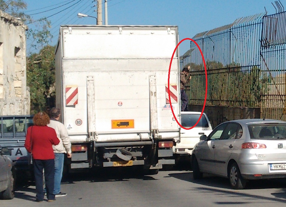Ηράκλειο: Δύο φορτηγάκια έκλεισαν την οδό Πυράνθου (pics)