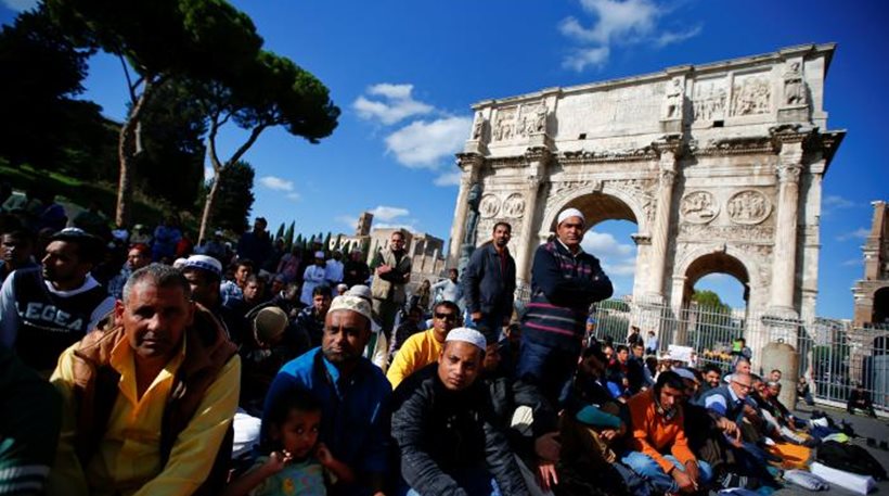 Ρώμη: Προσευχή Μουσουλμάνων δίπλα στο Κολοσσαίο, κόντρα στην απόφαση να κλείσουν τεμένη